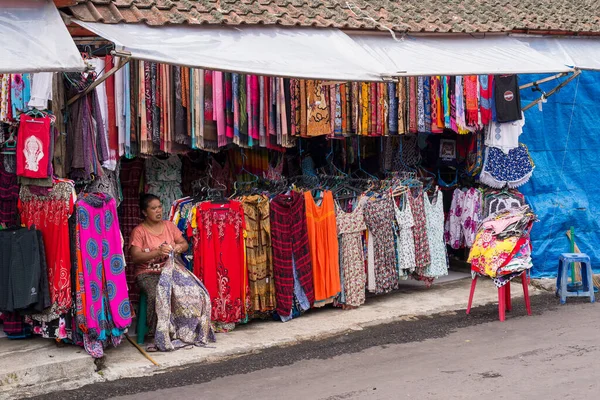 インドネシアのバリの市場でカラフルな服を販売しているバリの女性 — ストック写真