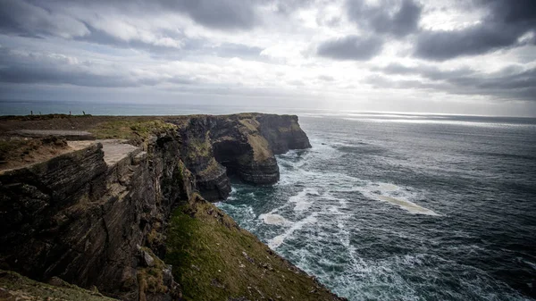 Een Prachtig Landschap Van Een Groene Klif Bij Oceaan Bij — Stockfoto