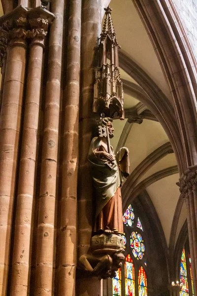 Pionowe Ujęcie Detali Wnętrza Katedry Freiburgu Niemcy Europa — Zdjęcie stockowe