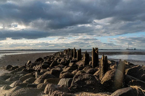 Sziklás Strand Wadden Tenger Alatt Felhős Alatt Háttérben Épületek — Stock Fotó