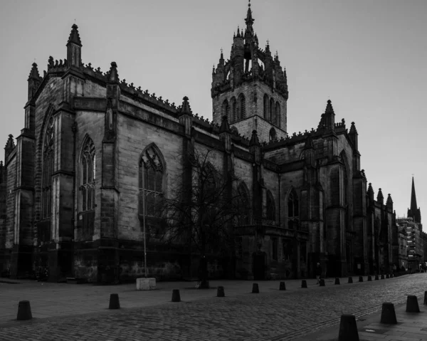英国苏格兰爱丁堡圣吉尔斯大教堂的灰度景观 — 图库照片