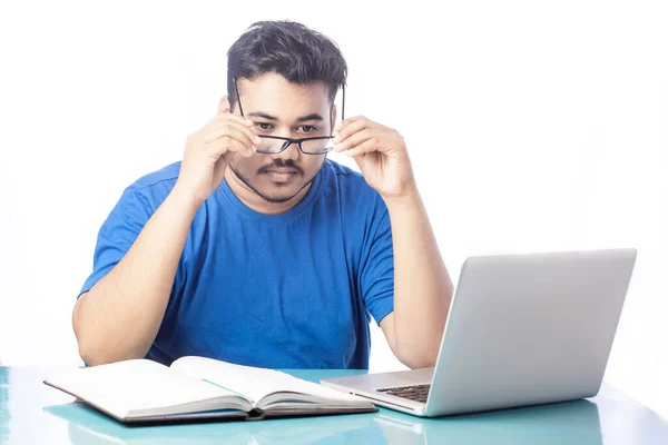 Jovem Homem Negócios Vestindo Óculos Usar Computador — Fotografia de Stock