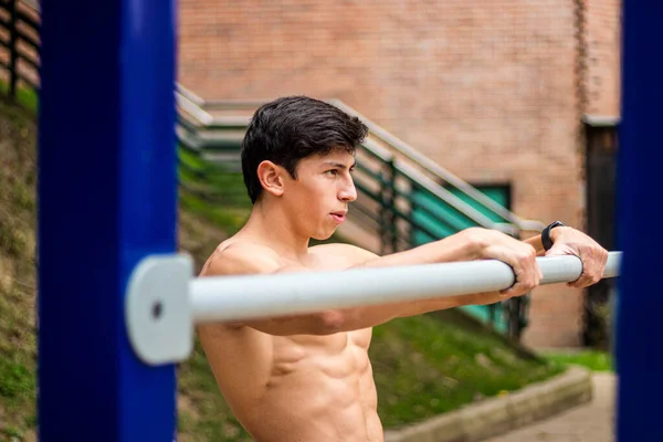 Ein Junger Hemdsloser Athletischer Mann Beim Sport Einem Park — Stockfoto