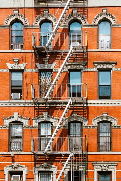 Das Backsteingebäude New York City Mit Dekorativen Stürzen Und Feuer — Stockfoto