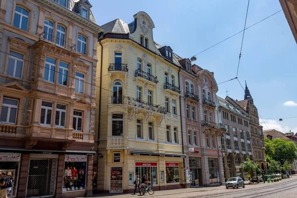 Uma Rua Com Belos Edifícios Históricos Centro Freiburg Alemanha Europa — Fotografia de Stock