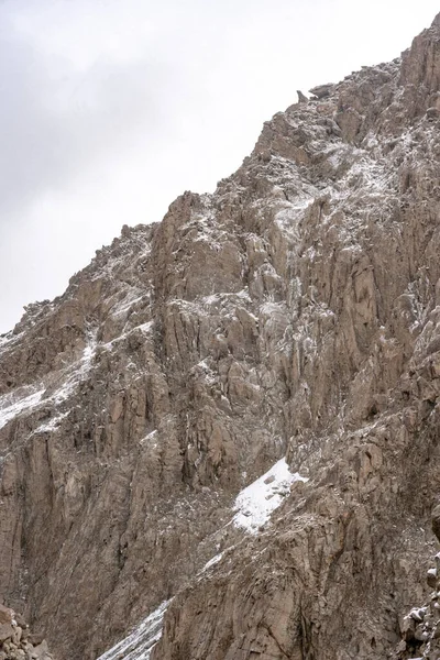 Kayalık Karla Kaplı Dağlarla Dolu Güzel Bir Manzara — Stok fotoğraf