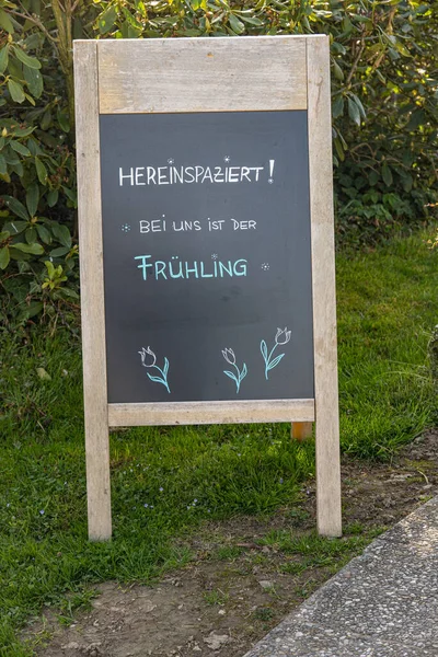 ドイツ語で と書かれた木の板が屋外にあります — ストック写真