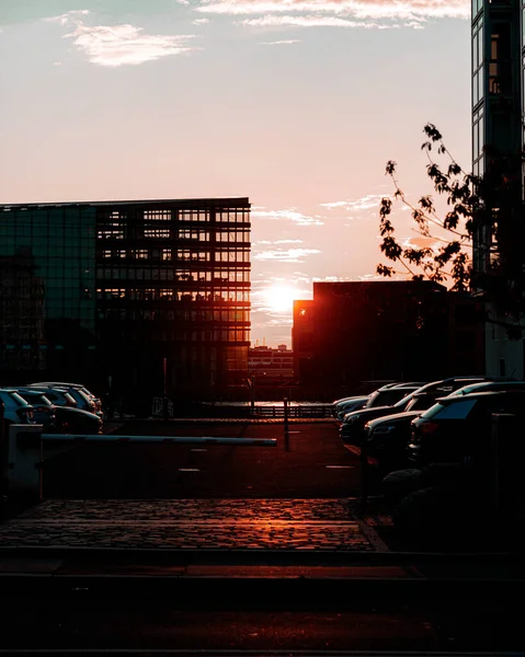 Silhuett Byggnader Och Bilar Gatan Molnig Himmel Solnedgången — Stockfoto