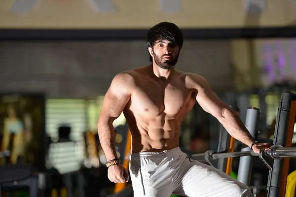 Ein Fitter Athletischer Muskulöser Mann Aus Dem Kaukasus Posiert Fitnessstudio — Stockfoto