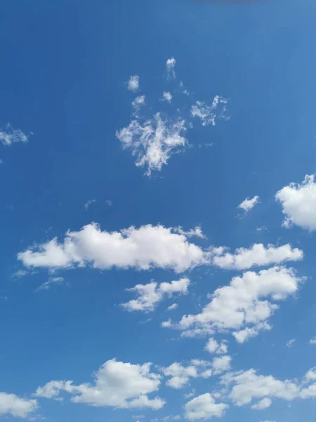 Μια Κάθετη Βολή Από Λευκά Χνουδωτά Σύννεφα Που Αιωρούνται Στον — Φωτογραφία Αρχείου