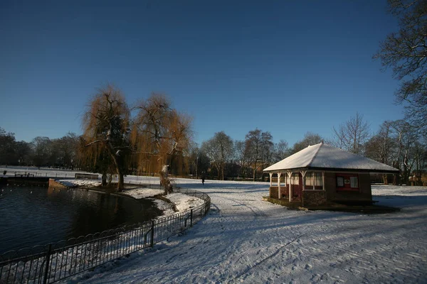 Wardown Park Cubierto Nieve Invierno Con Pequeño Lago Luton Bedfordshire — Foto de Stock