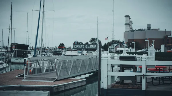 灰色の空の下の港の美しいショット — ストック写真