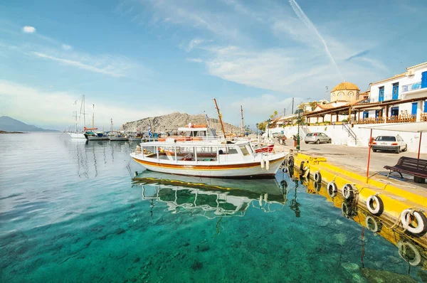 Живописный Порт Острова Эгина Рыболовецкими Судами Яхтами Саронический Залив Греция — стоковое фото