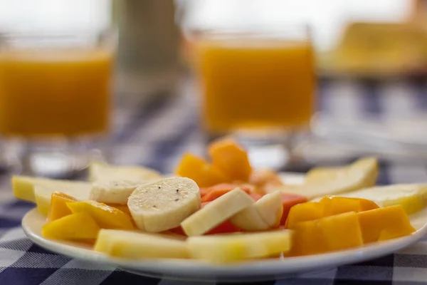 Plan Rapproché Une Table Avec Assiette Petit Déjeuner Aux Fruits — Photo