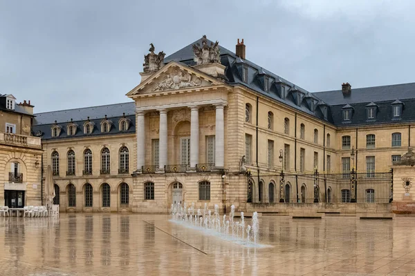 Дижон Красивый Город Франции Площадь Освобождения Дворцом Герцогов Бургундских — стоковое фото