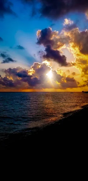 Escena Dramática Cielo Nublado Vibrante Sobre Mar Pacífico Atardecer — Foto de Stock