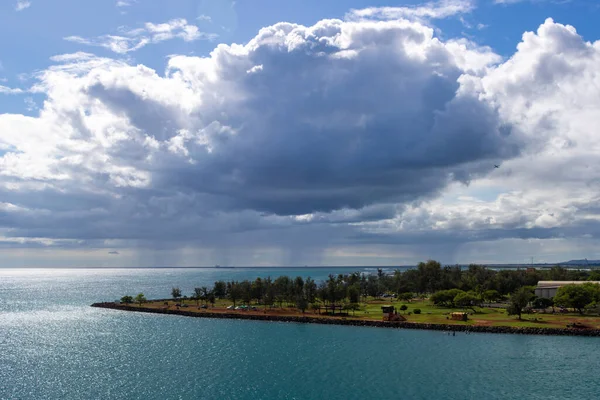 Zdjęcie Lotnicze Portu Rejsu Oahu Hawaje Otoczone Szmaragdową Wodą Zielenią — Zdjęcie stockowe