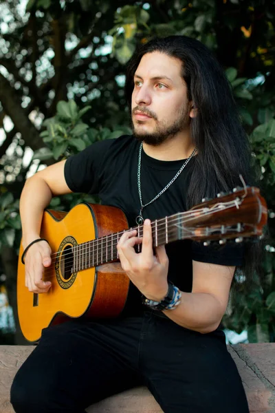 Caucasiano Tocando Guitarra Parque Dia Ensolarado — Fotografia de Stock