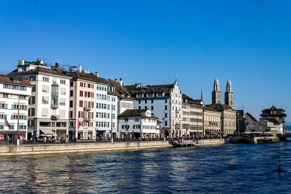 Krásný Výhled Budovy Dvojité Věže Kostela Grossmunster Vedle Řeky Limmat — Stock fotografie