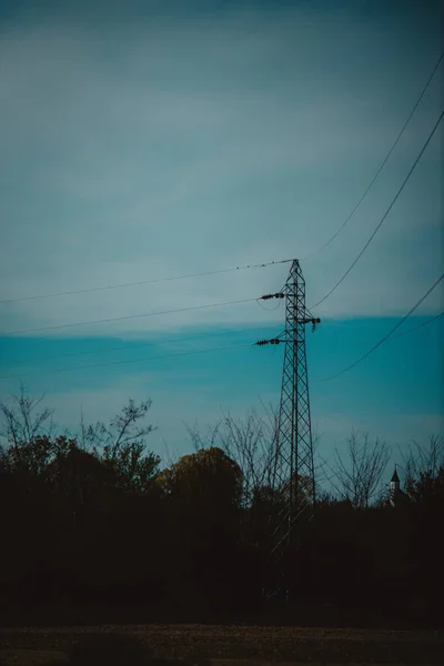 青い空に対して農村部の送電塔の垂直ショット — ストック写真