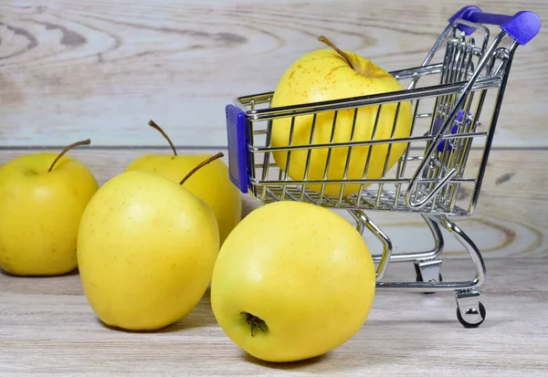 Primer Plano Pequeño Carrito Compras Con Manzanas Amarillas Sobre Fondo — Foto de Stock