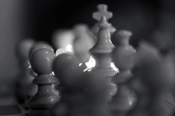 Серый Крупный План Белых Шахматных Фигур Выбранный Фокус — стоковое фото