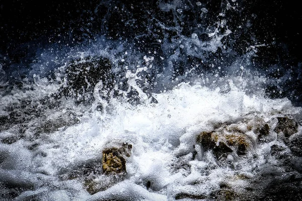 Ein Fließender Fluss Bricht Felsen Umgeben Von Wachsenden Bäumen — Stockfoto