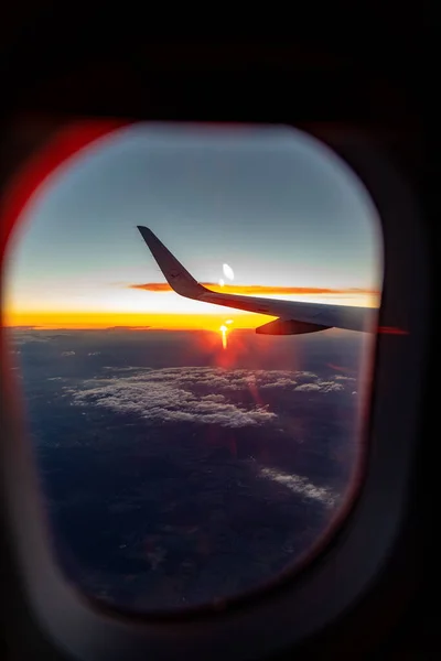 Belo Tiro Janela Avião Sua Asa Durante Pôr Sol — Fotografia de Stock
