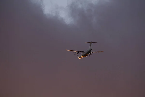 休暇先へ飛ぶ飛行機の美しいショット — ストック写真