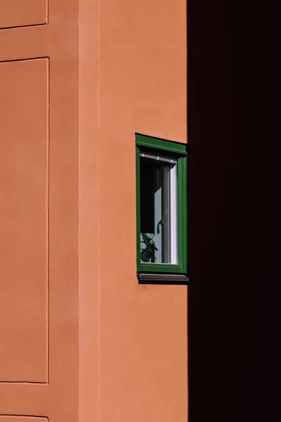 Vertikal Bild Grönt Fönster Byggnaden — Stockfoto