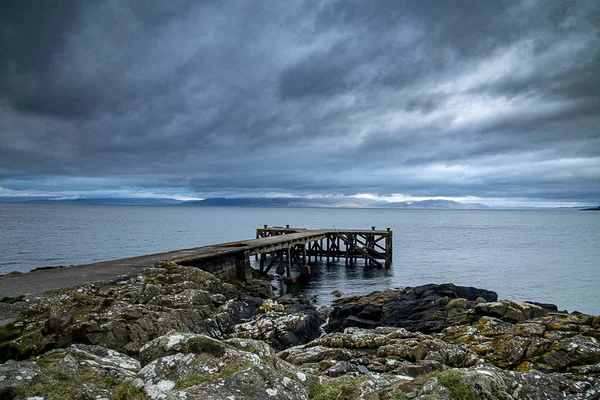 Schöne Aufnahme Eines Grauen Wolkenverhangenen Himmels Über Einem Hölzernen Pier — Stockfoto