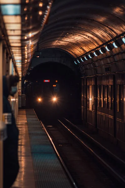 駅に到着する列車の垂直ショット — ストック写真