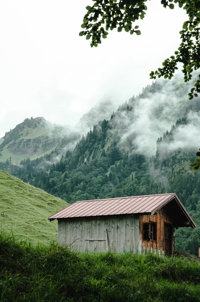 Vertical Shot Wooden Mountain Hut Mountains Oytal Obesrtdorf Allgau Bavaria — Stock Photo, Image