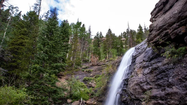 Uma Bela Paisagem Com Uma Cachoeira Fluindo Penhasco Rochoso Uma — Fotografia de Stock