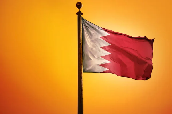 Cyfrowa Ilustracja Flagi Bahrajnu Machająca Jasnego Żółtego Nieba — Zdjęcie stockowe