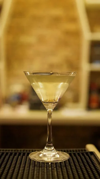 Foyer Peu Profond Verre Martini Sur Fond Flou — Photo