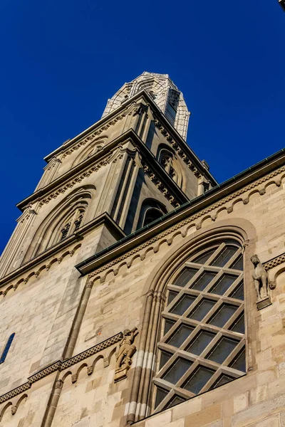 Tiro Ângulo Baixo Uma Torre Igreja Grossmunster Zurique — Fotografia de Stock