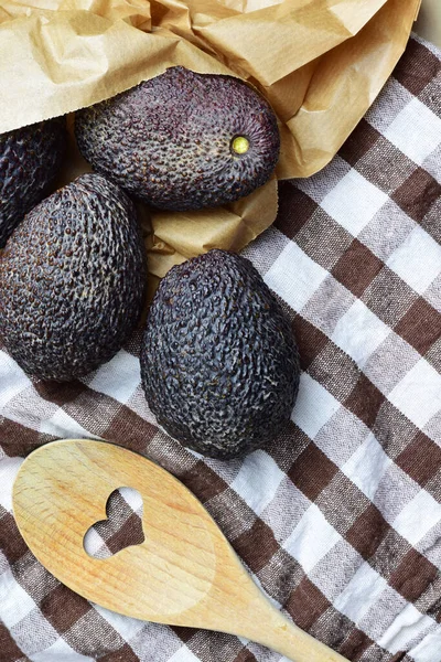 Verticală Avocado Copt Pungă Hârtie Kraft Prosop Bucătărie Verificat Lingură — Fotografie, imagine de stoc