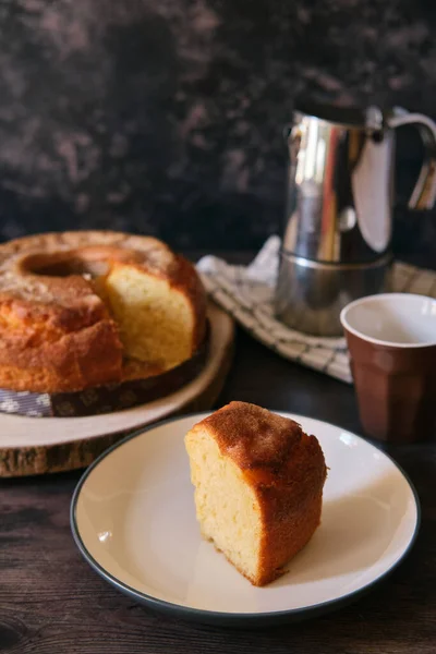 Een Verticaal Shot Van Heerlijke Vanille Cake Kopje Koffie — Stockfoto