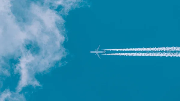 Tiro Ângulo Baixo Avião Branco Voando Céu Azul Deixando Rastros — Fotografia de Stock