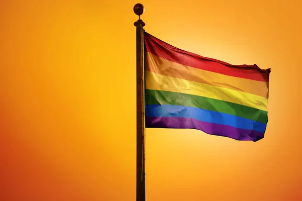 Una Ilustración Digital Bandera Del Orgullo Ondeando Contra Cielo Amarillo — Foto de Stock