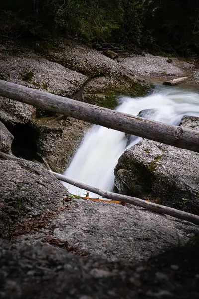 瀑布森林中瀑布的一个垂直的高角镜头 — 图库照片