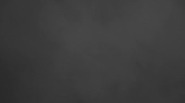 Karanlık arka planda bir duman etkisi