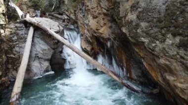 Akan şelalenin ve görkemli kayaların manzarası.