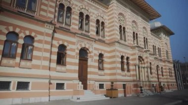 Bosna-Hersek 'in Brcko kentindeki belediye binasının pembe ve beyaz çizgili mimarisinin görüntüleri