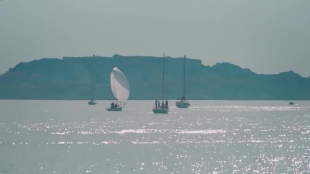 Una Hermosa Toma Barcos Avanzando Soleado Mar Mediterráneo Marsella Francia — Vídeos de Stock