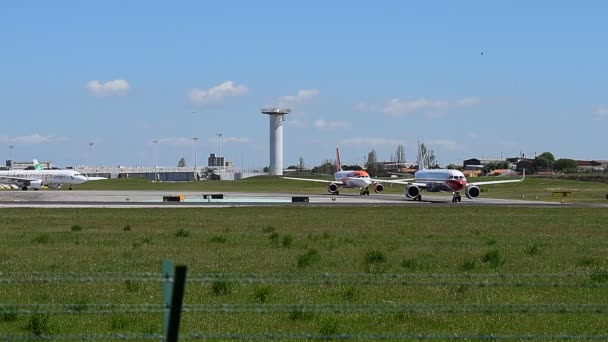 Літаки Злітно Посадковій Смузі Чекають Вильоту Аеропорту Лісабона — стокове відео