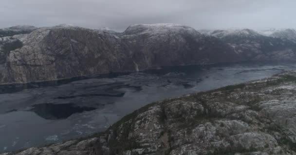 ノルウェーとデンマークのスタヴァンゲル市とフレデリクシャヴァン市の国境の空中ドローン映像 — ストック動画
