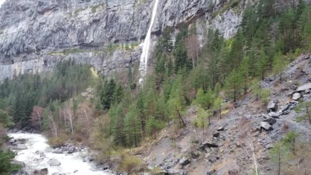 Großer Wasserfall Einem Canyon Fluss Den Pyrenäen — Stockvideo