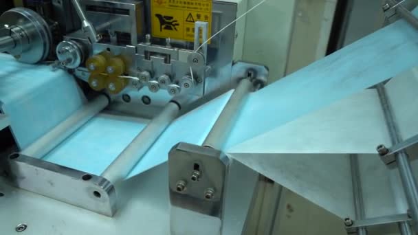 Fabrikada Tıbbi Maske Yapan Bir Makine — Stok video